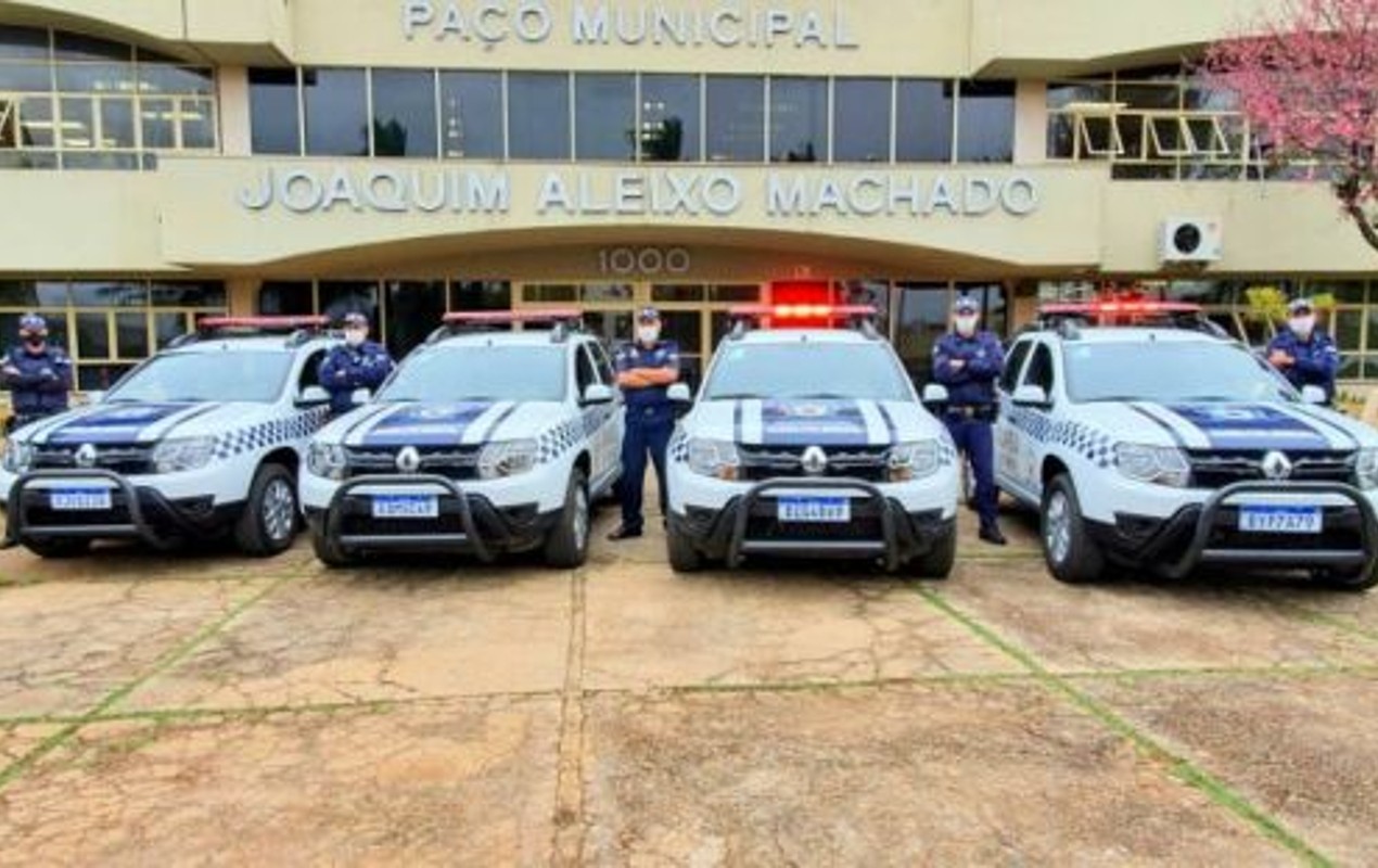 Mulher pede socorro após violência do companheiro e acaba presa pela Guarda por ser foragida da Justiça; homem também foi detido