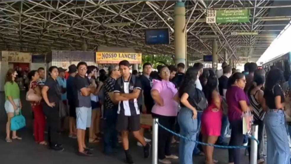 Empresas suspendem 25 linhas de ônibus em Fortaleza e prejudicam trabalhadores e estudantes — Foto: TV Verdes Mares/Reprodução