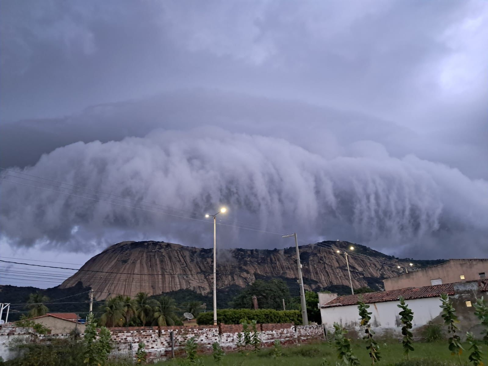 Nuvem em formato de 'rolo' chama atenção no interior do RN; entenda fenômeno