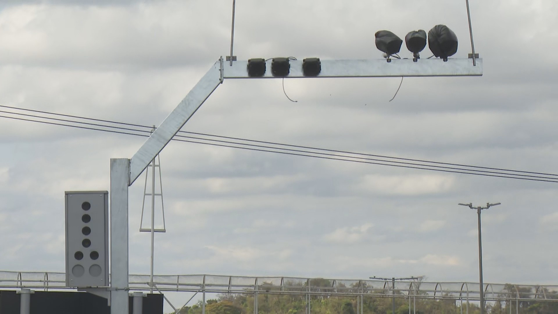 Radares cobertos no Anel Rodoviário de BH e placas com velocidades diferentes confundem motoristas