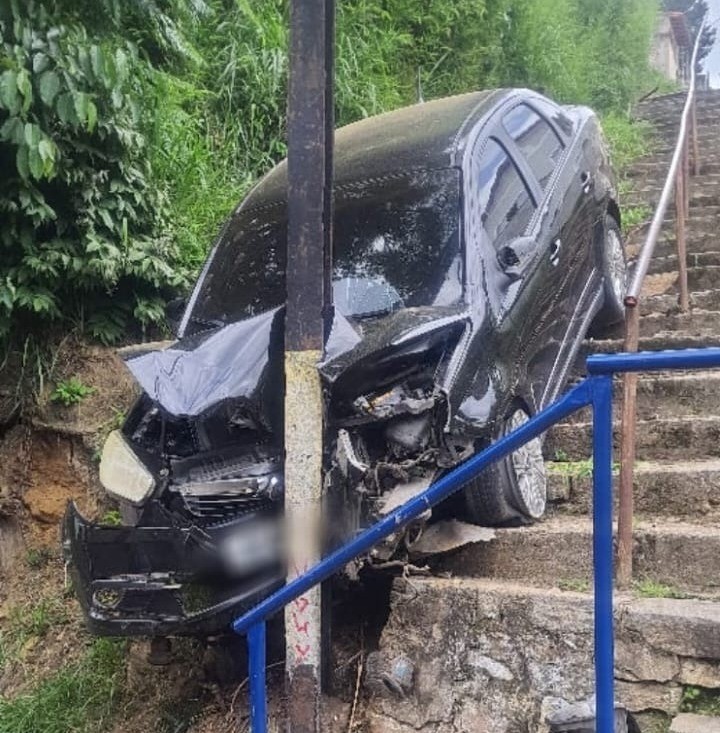 Após falha no freio de mão, carro desce escadaria em Vassouras