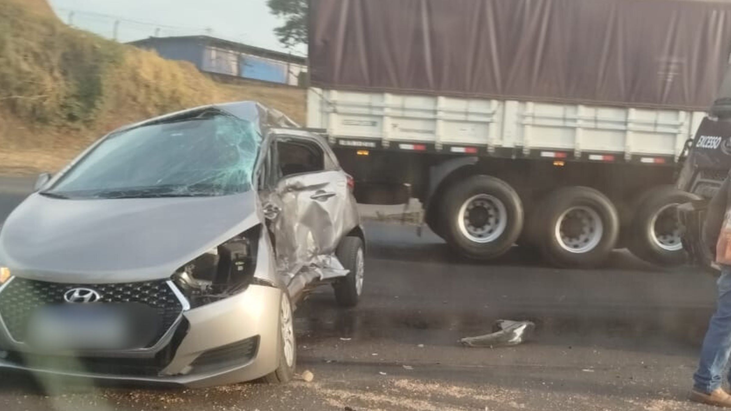 Motorista morre após batida entre carro e caminhão no Anel Viário Ayrton Senna, em Uberlândia
