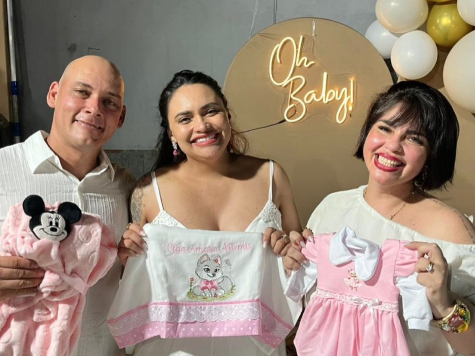 Junto há seis anos, trisal do Acre comemora chegada de bebê e anuncia que espera uma menina