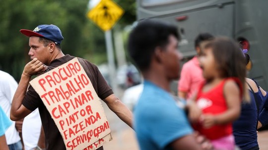 Mil currículos enviados, qualificado e desempregado: por que milhões seguem fora do mercado há anos? - Enquanto taxa de desocupação atinge o menor nível da série histórica, mais de 1,2 milhão seguem sem emprego há dois anos ou mais. Seletividade dos candidatos, falta de experiência e evolução tecnológica dificultam recolocação.