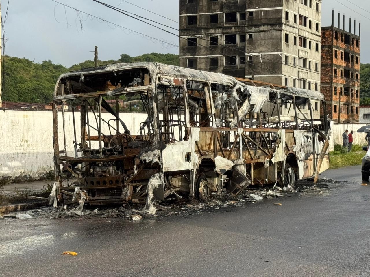 Ônibus são incendiados durante ataques criminosos em Natal