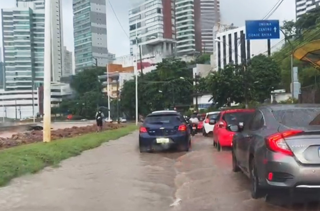 Salvador e cidades do interior da BA registram alagamentos e enxurradas invadem casas por causa das fortes chuvas; VÍDEO