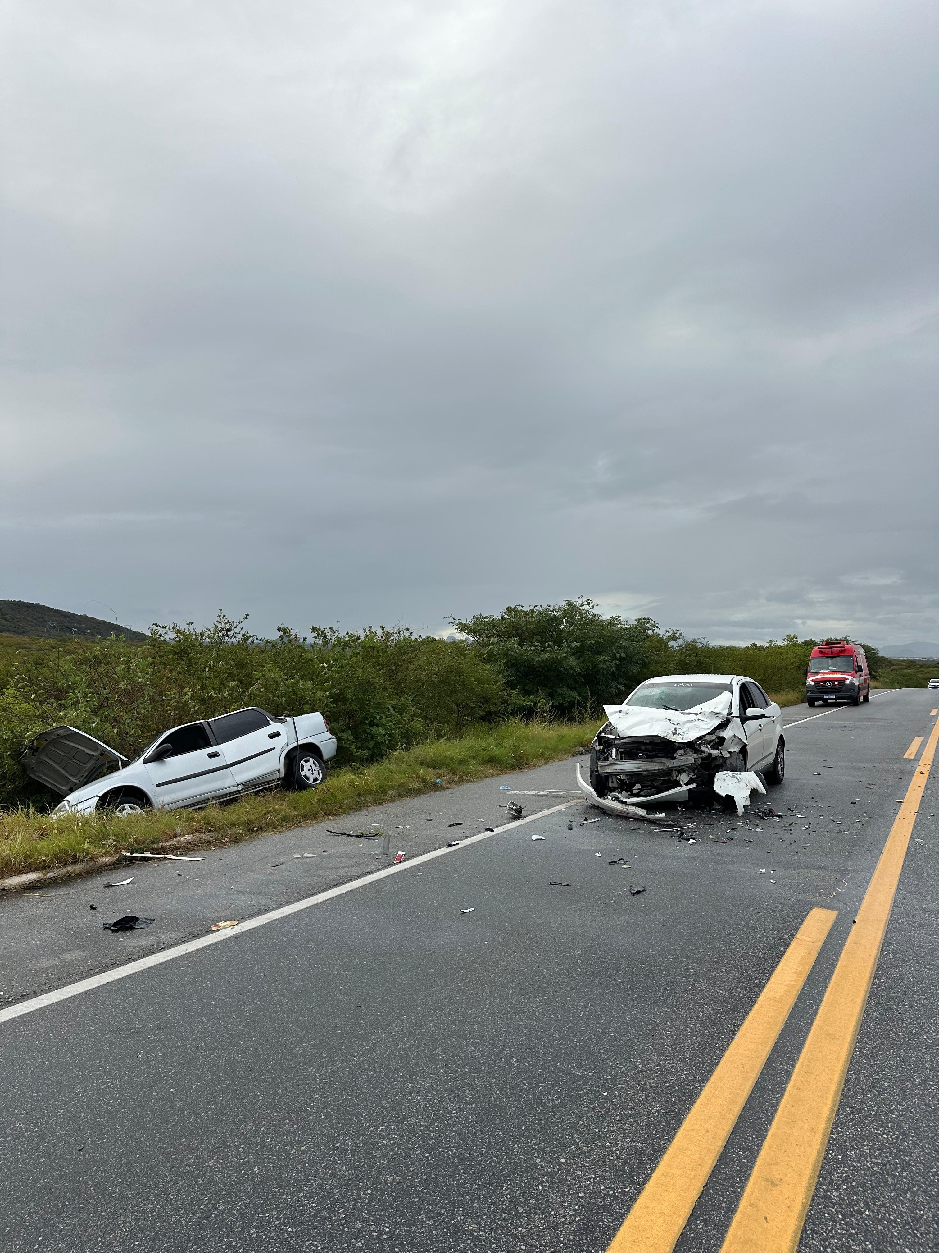 Carro com três adultos e uma criança colide com veículo que derrapou em pista molhada no Sertão da Paraíba