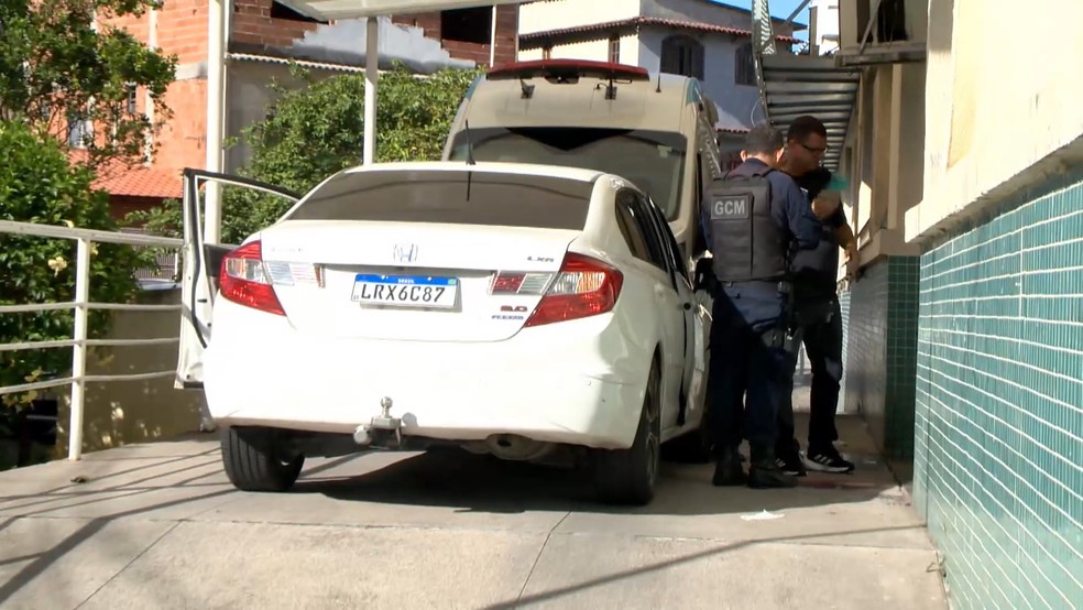 Homem é baleado dentro de carro e morre e motorista fica ferido em ataque de criminosos em Vitória, Espírito Santo — Foto: TV Gazeta