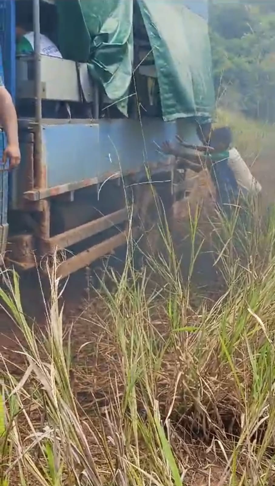 Com estrada cheia de lama, crianças empurram caminhão que fazia transporte escolar no Acre; VÍDEO
