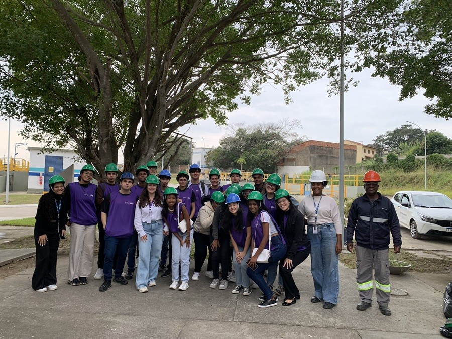 Jovens aprendizes do CIEE visitam a ETE de Iguaba Grande