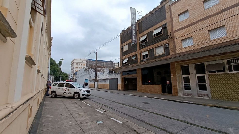 Caso ocorreu em hotel na Rua Bittencourt, na Vila Nova, em Santos (SP) — Foto: Abner Reis/g1