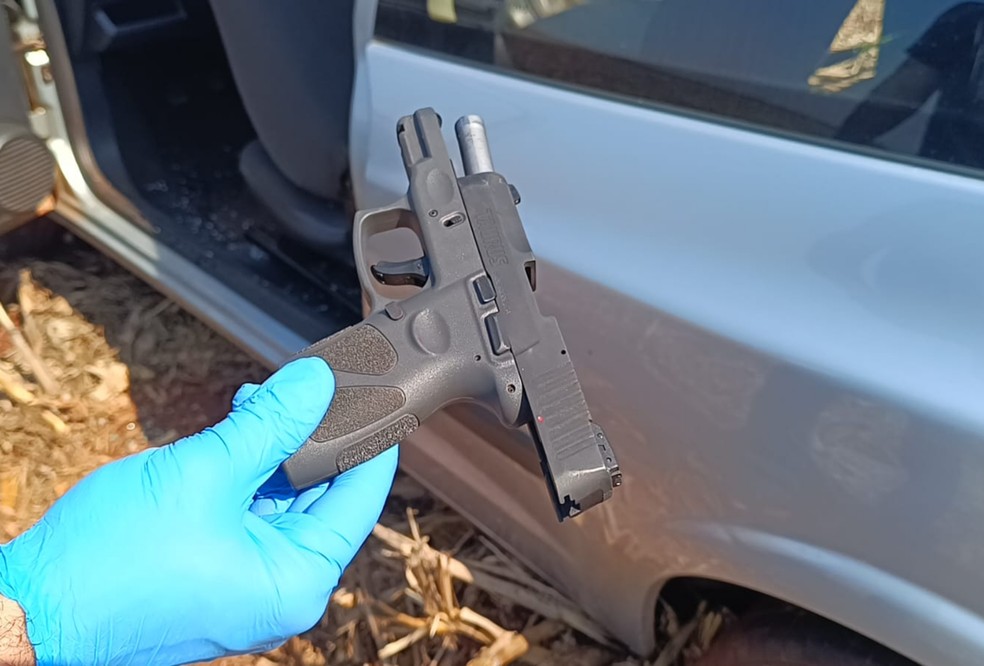 Grupo seguia pescar em Laguna Carapã (MS) — Foto: Osvaldinho Duarte