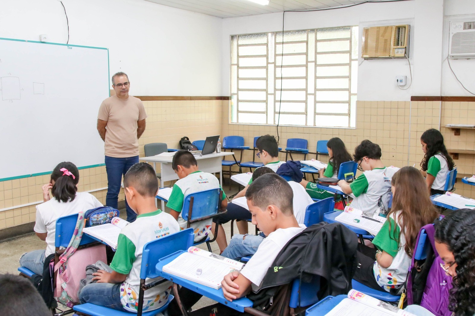 Prefeitura de Manaus divulga edital do concurso público com mais de mil vagas para Semed; confira