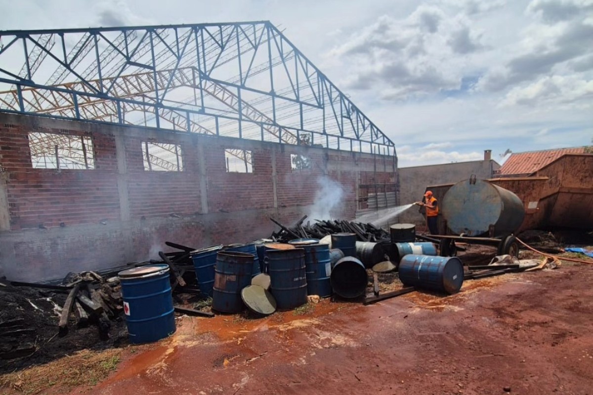 Faíscas de solda caem em produtos inflamáveis e causam incêndio em depósito no interior de SP
