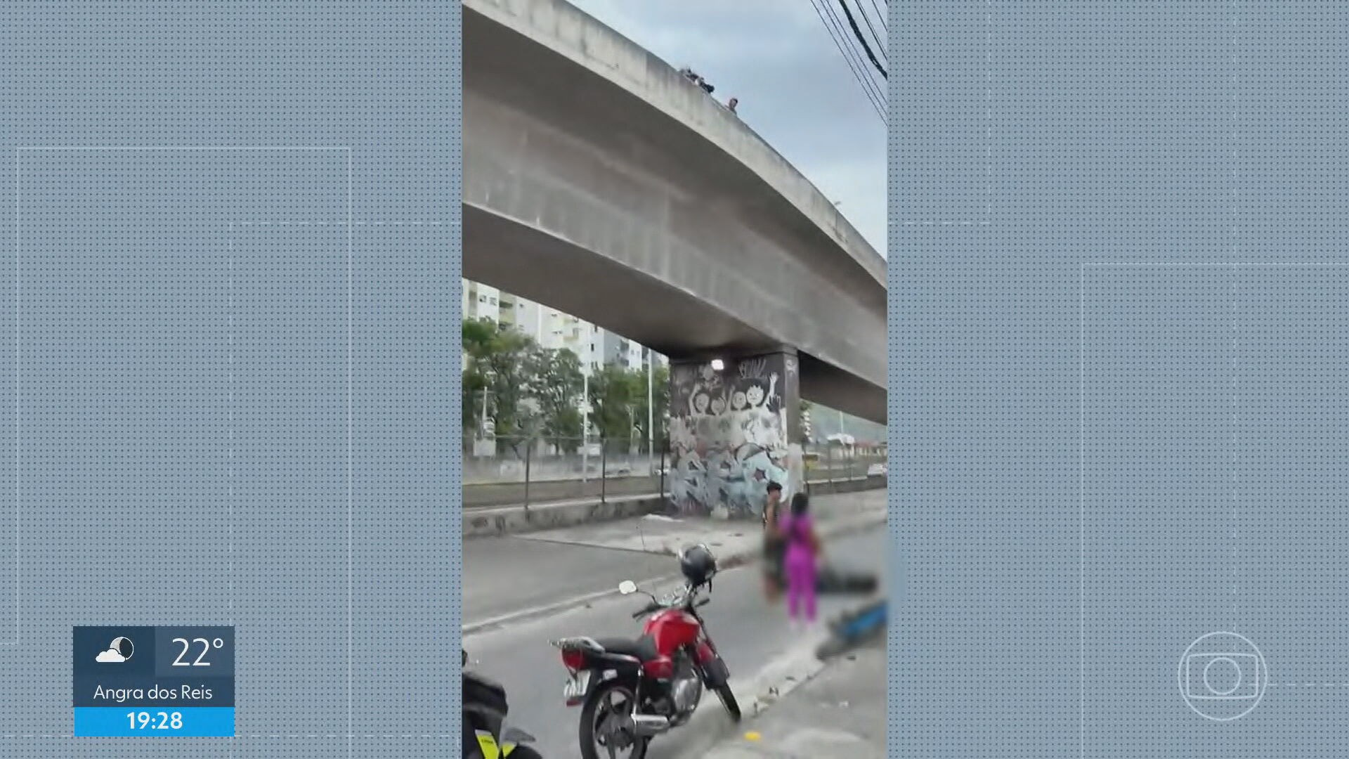 Motociclista de aplicativo e passageiro morrem após caírem de viaduto na Linha Amarela; VÍDEO