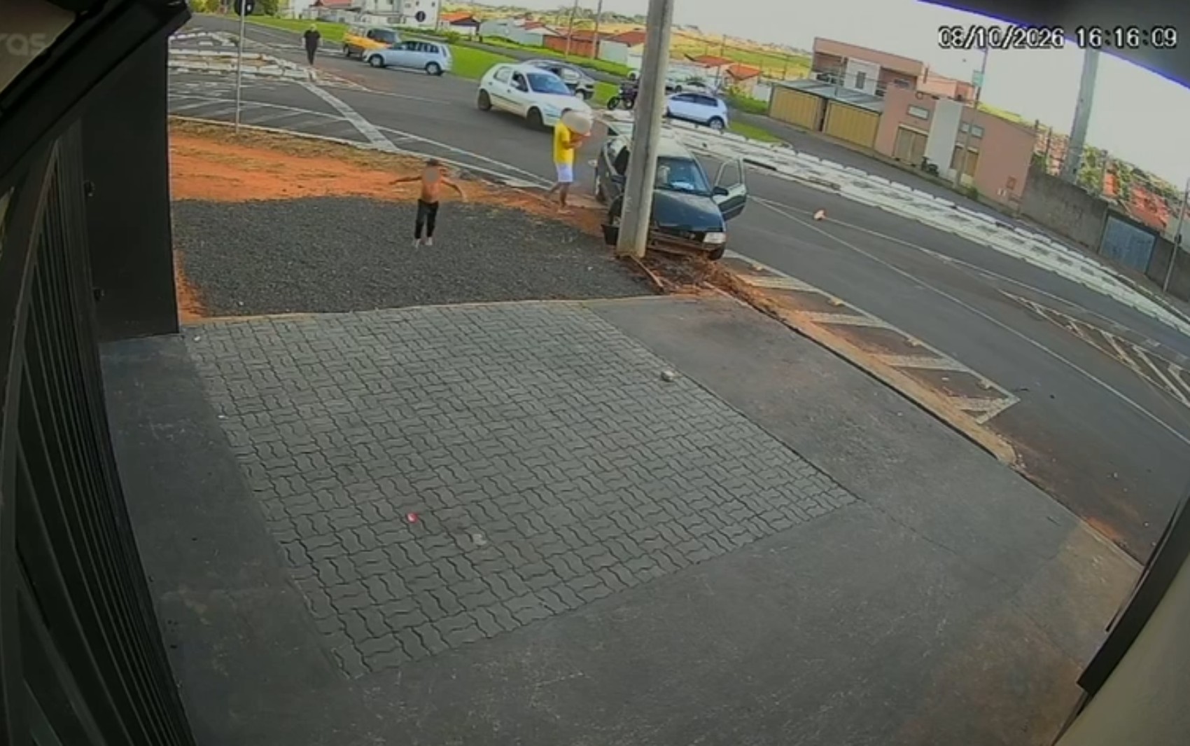 VÍDEO: Motorista retira bebê pela janela após carro bater em poste em Franca, SP