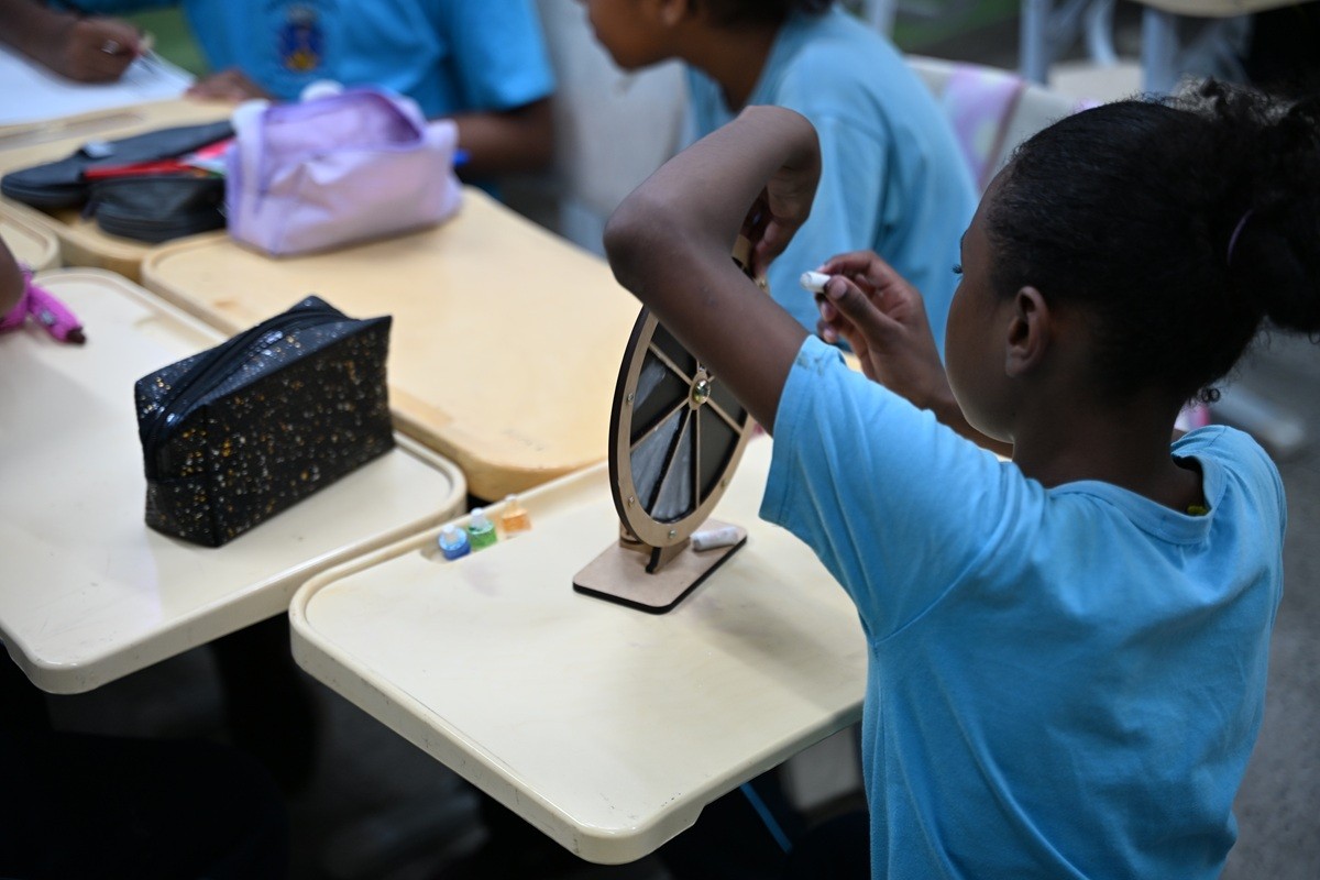 Projeto em Petrópolis aposta em aulas práticas e tecnologia para engajar alunos