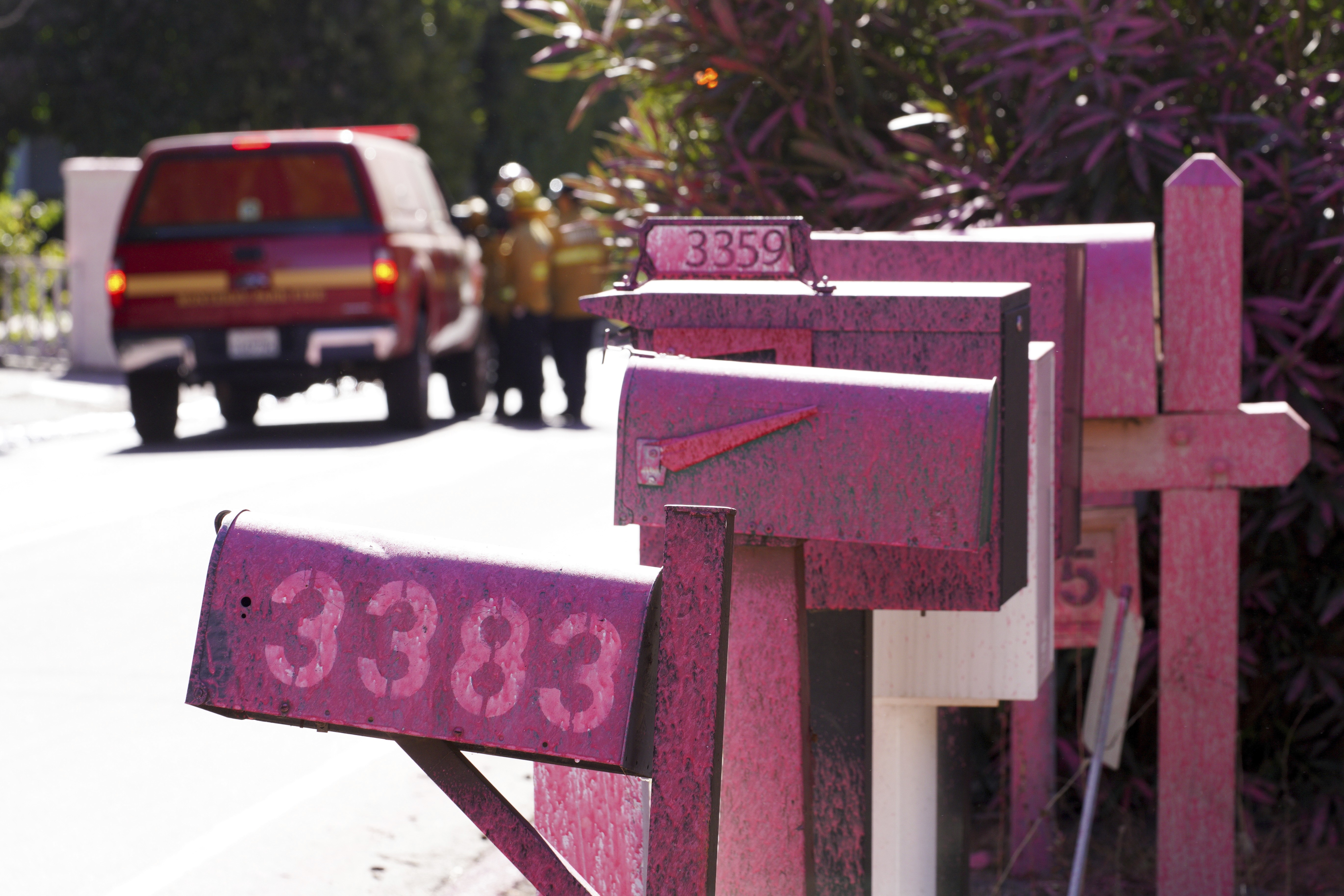 Mistura para apagar fogo cria cenários cor-de-rosa sobre as cinzas em Los Angeles; saiba o que é