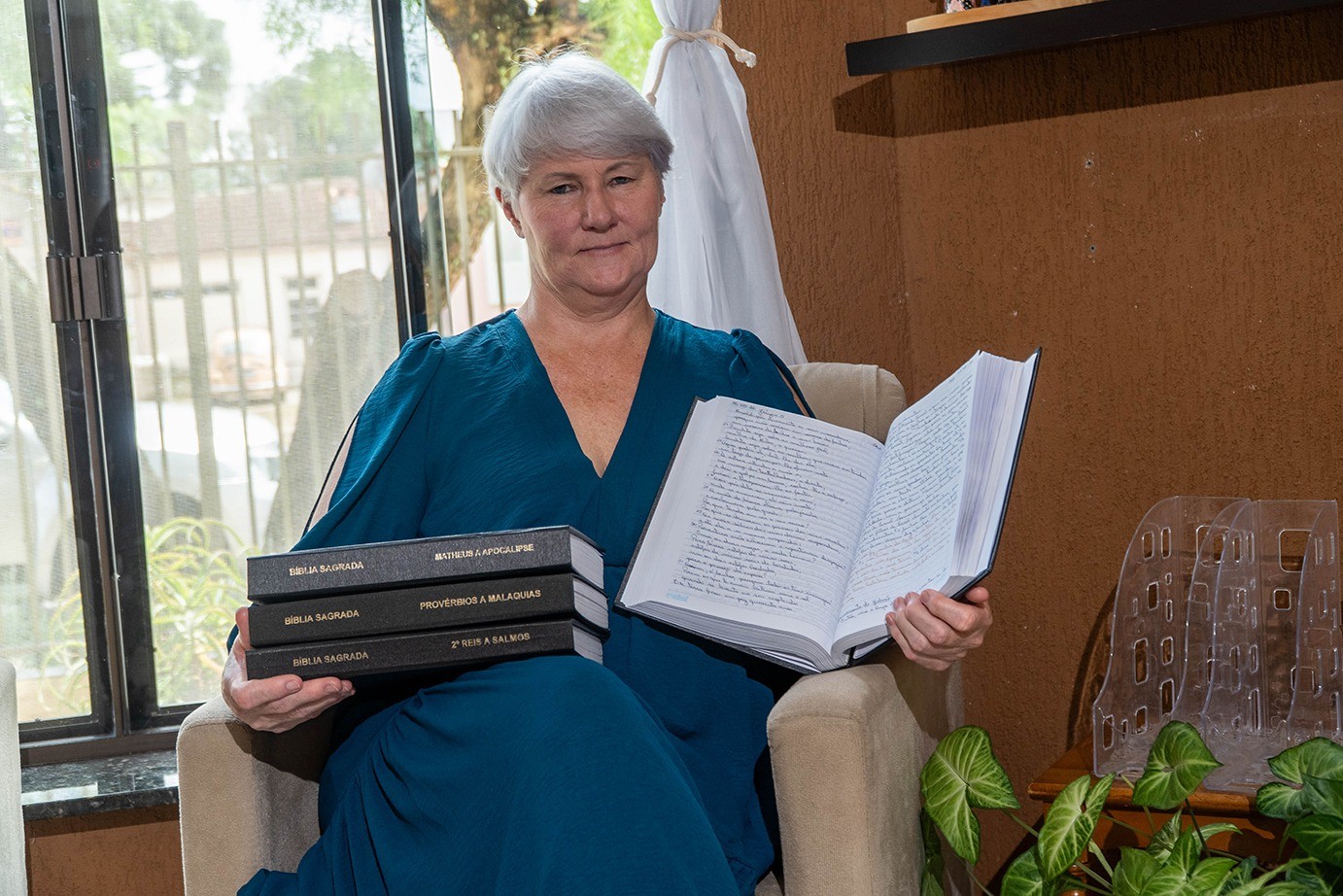 Mãe copia Bíblia à mão e inspira igreja
