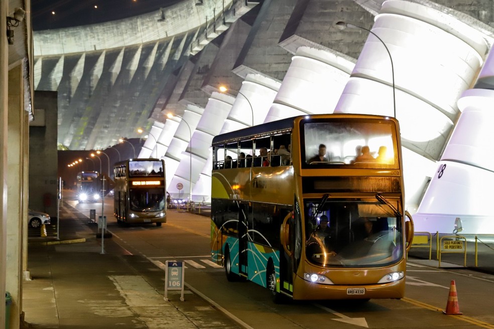 Frota turística da usina utiliza combustível gerado com decomposição de produtos de contrabando — Foto: Kiko Sierich/PTI/Divulgação