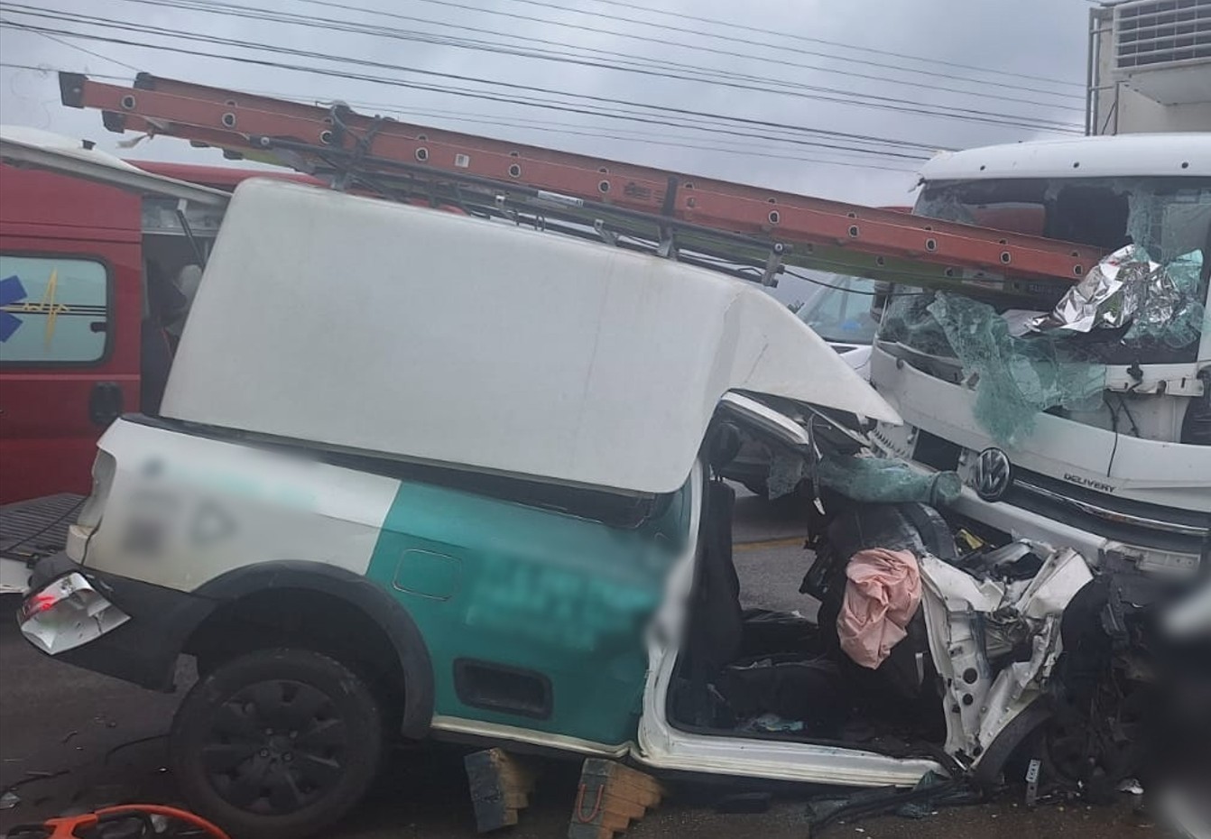 Caminhoneiro morre após ser atingido por escada de carro de serviço em batida frontal em SC