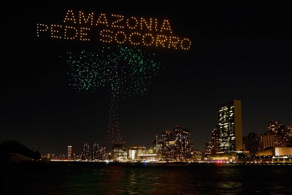 Drones iluminam NY em campanha pela floresta amazônica — Foto: Divulgação / Avaaz