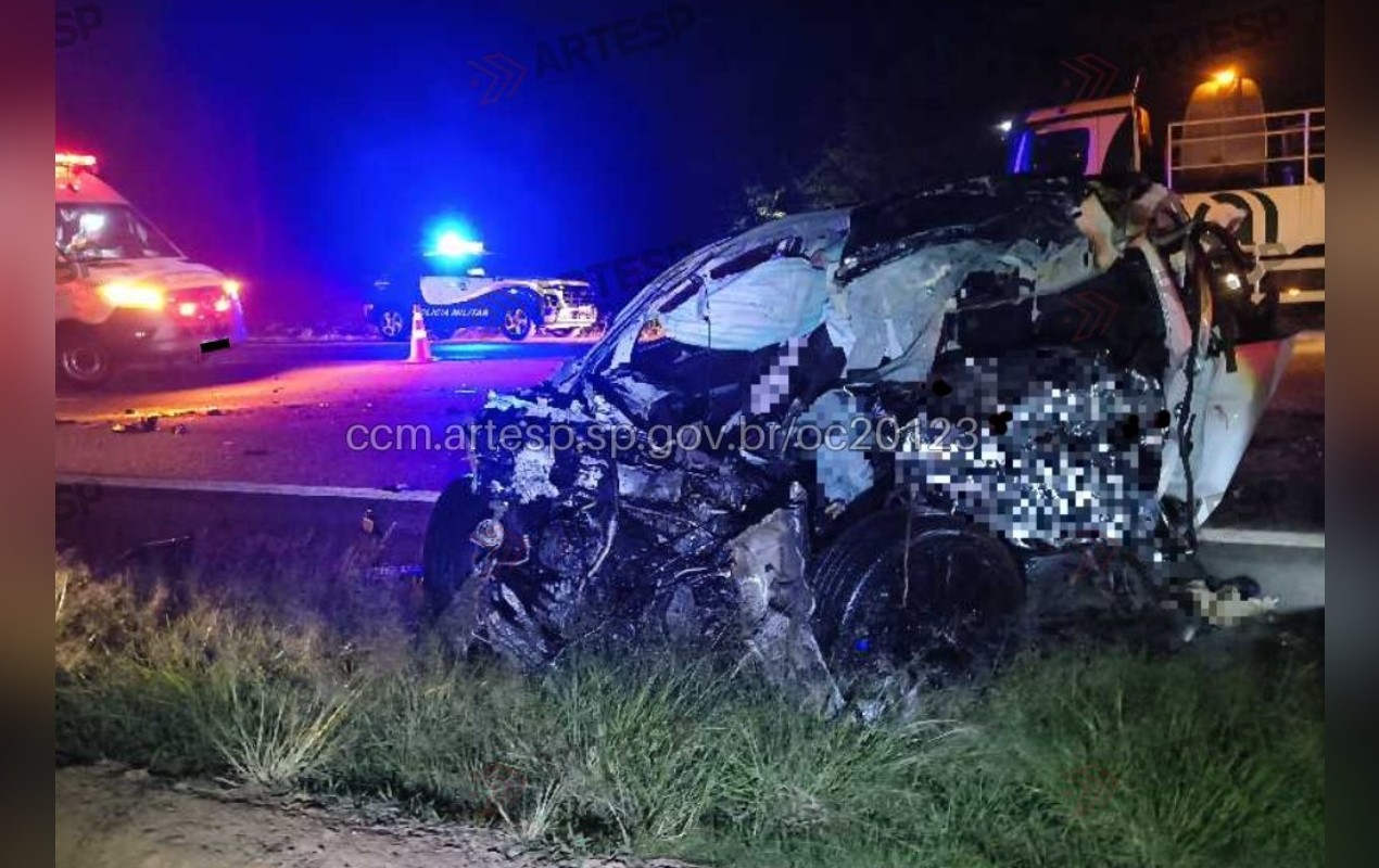 Carro invade pista contrária e bate contra caminhão na SP-300 em Tietê; uma pessoa morreu