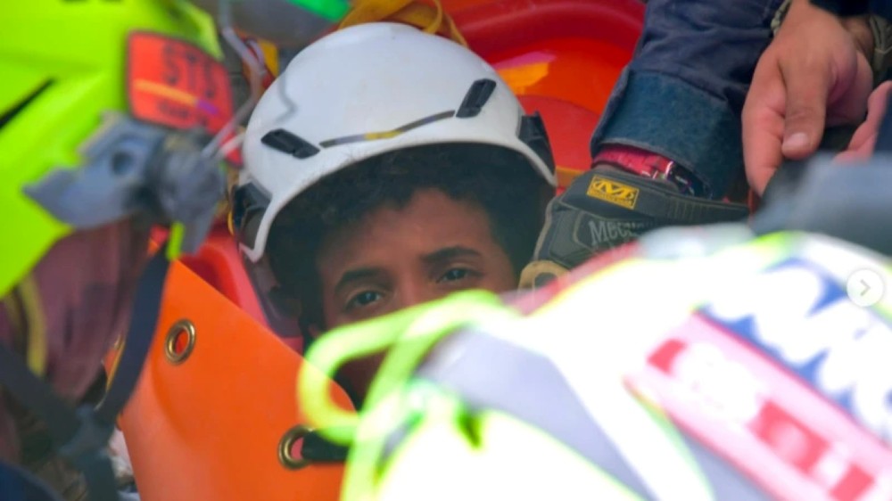 Equipes de resgate salvam duas crianças de 11 anos sob escombros após terremotos na Venezuela