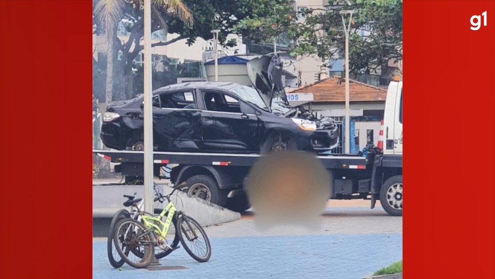 Carro que seria premiado  algum em Guarapari ficou completamente destrudo — Foto: Reproduo