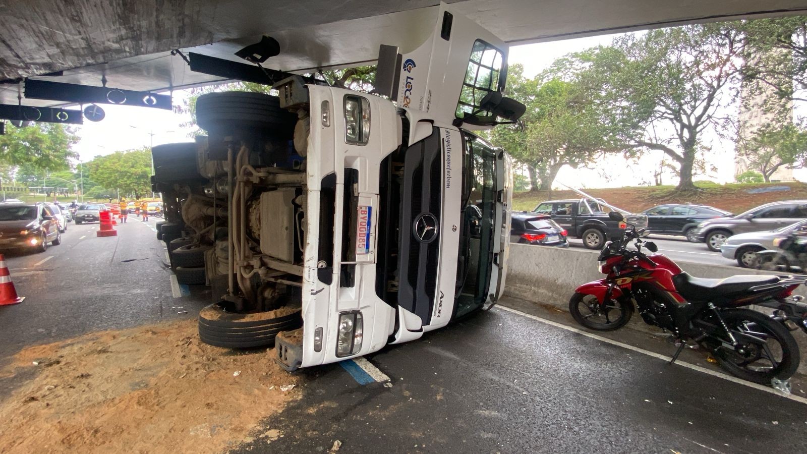 Caminhão cai em cima de motociclista e ele sai sem ferimentos na Avenida 23 de Maio: 'Eu vi meu fim'