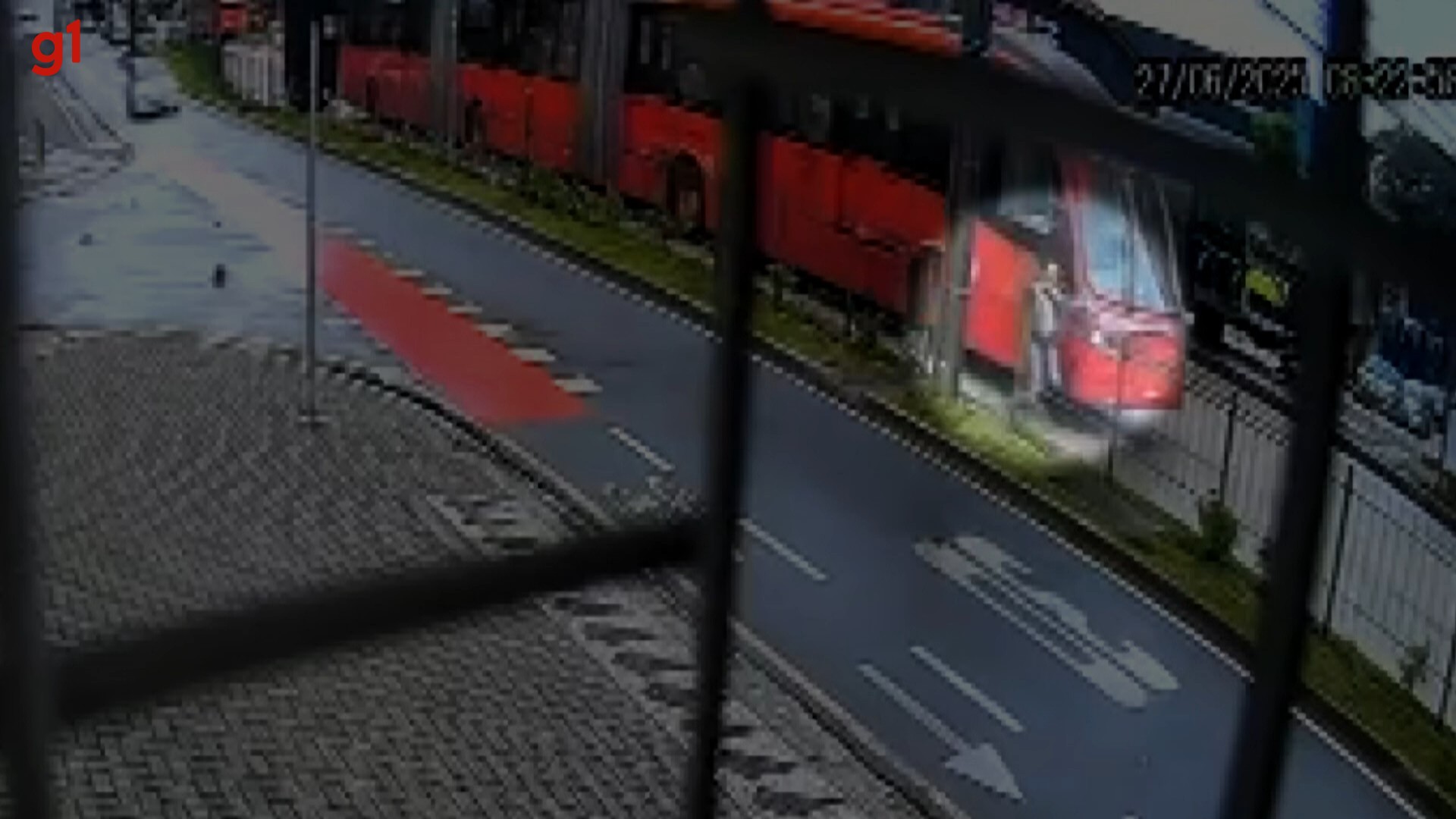 Mulher sobrevive após ser atropelada por biarticulado em Curitiba; VÍDEO
