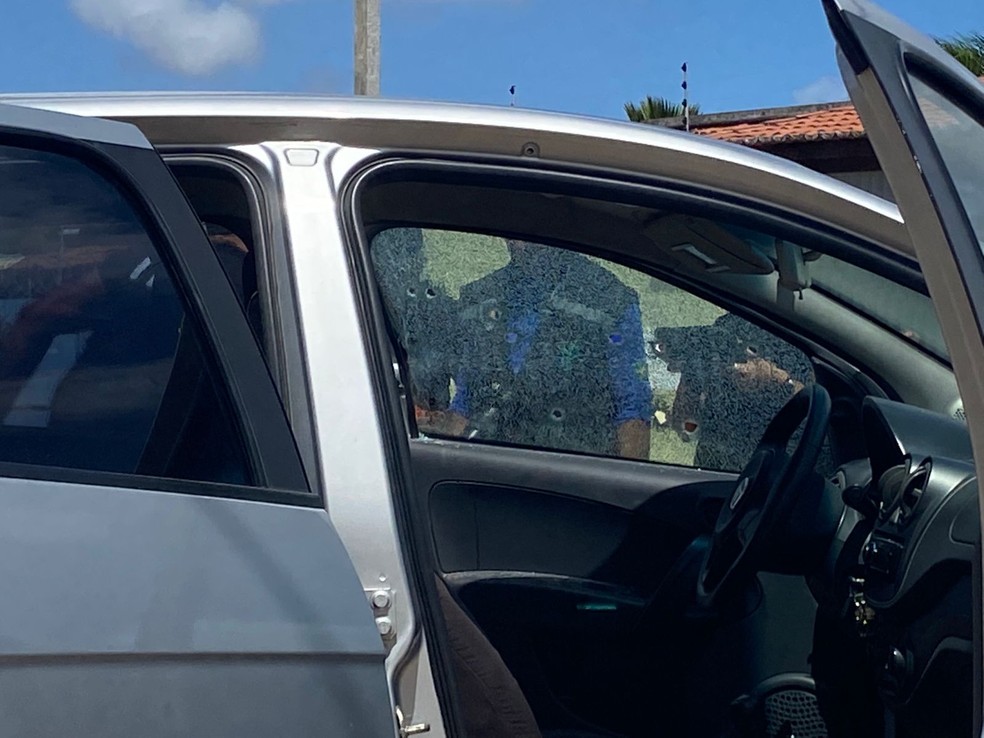 Marcas de tiros no vidro do carro da vítima em Parnamirim, na Grande Natal — Foto: Philipe Salvador/Inter TV Cabugi