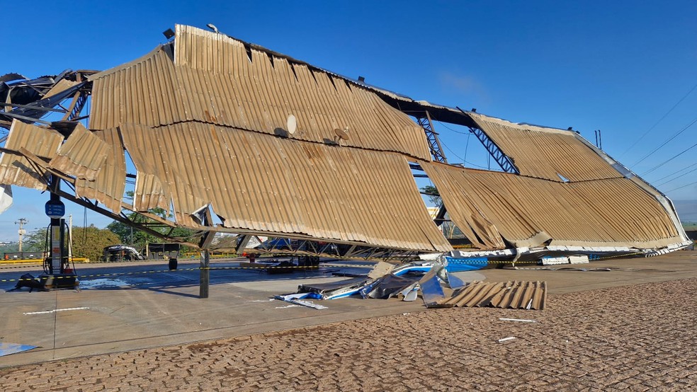 Estrutura de posto desaba durante abastecimento e carros são arrastados por enxurrada em temporal no noroeste de SP