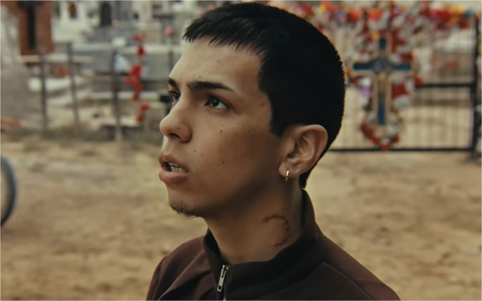 Milo J no clipe "Bajo De La Piel" — Foto: Reprodução/YouTube