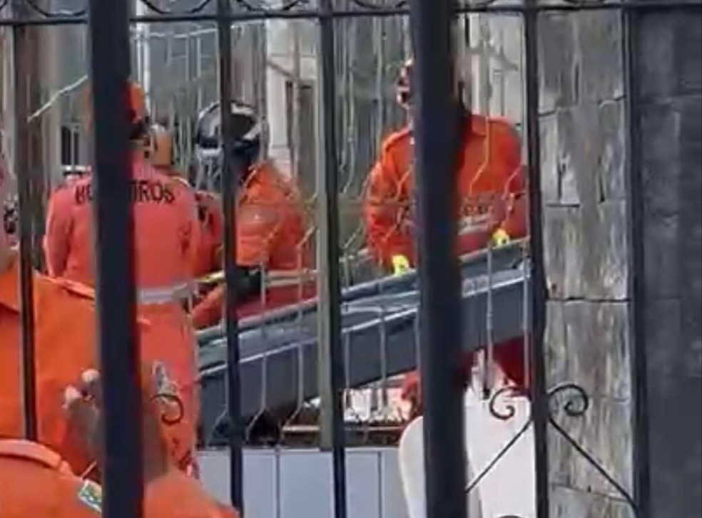 Momento em que o corpo da quarta vítima é retirado do residencial que desabou em Aracaju (SE) — Foto: g1