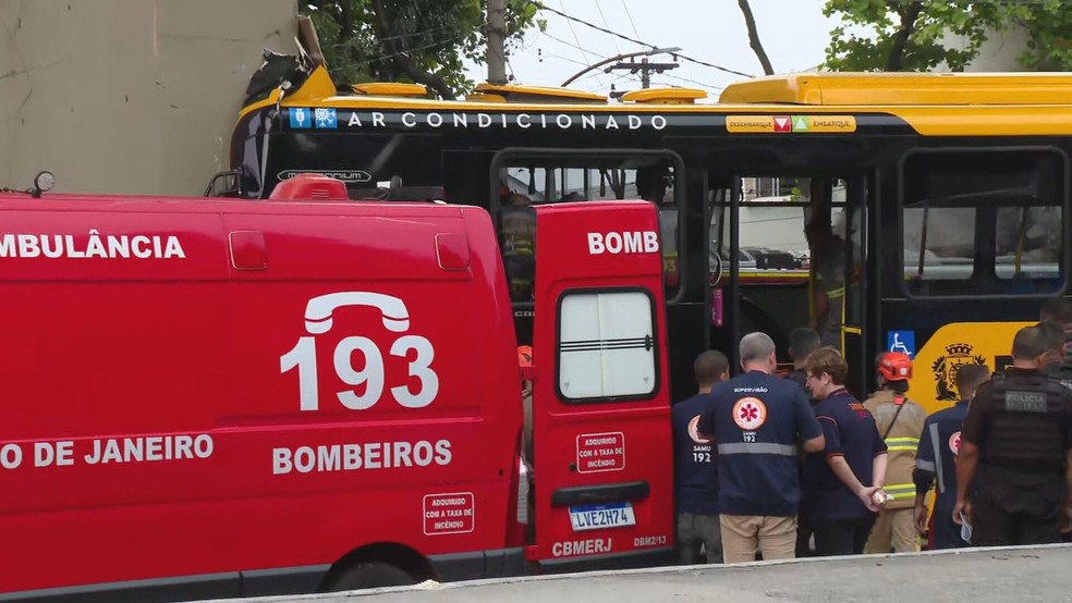 BRT perdeu o controle, bateu em pilar de viaduto e deixou feridos — Foto: Reprodução/TV Globo