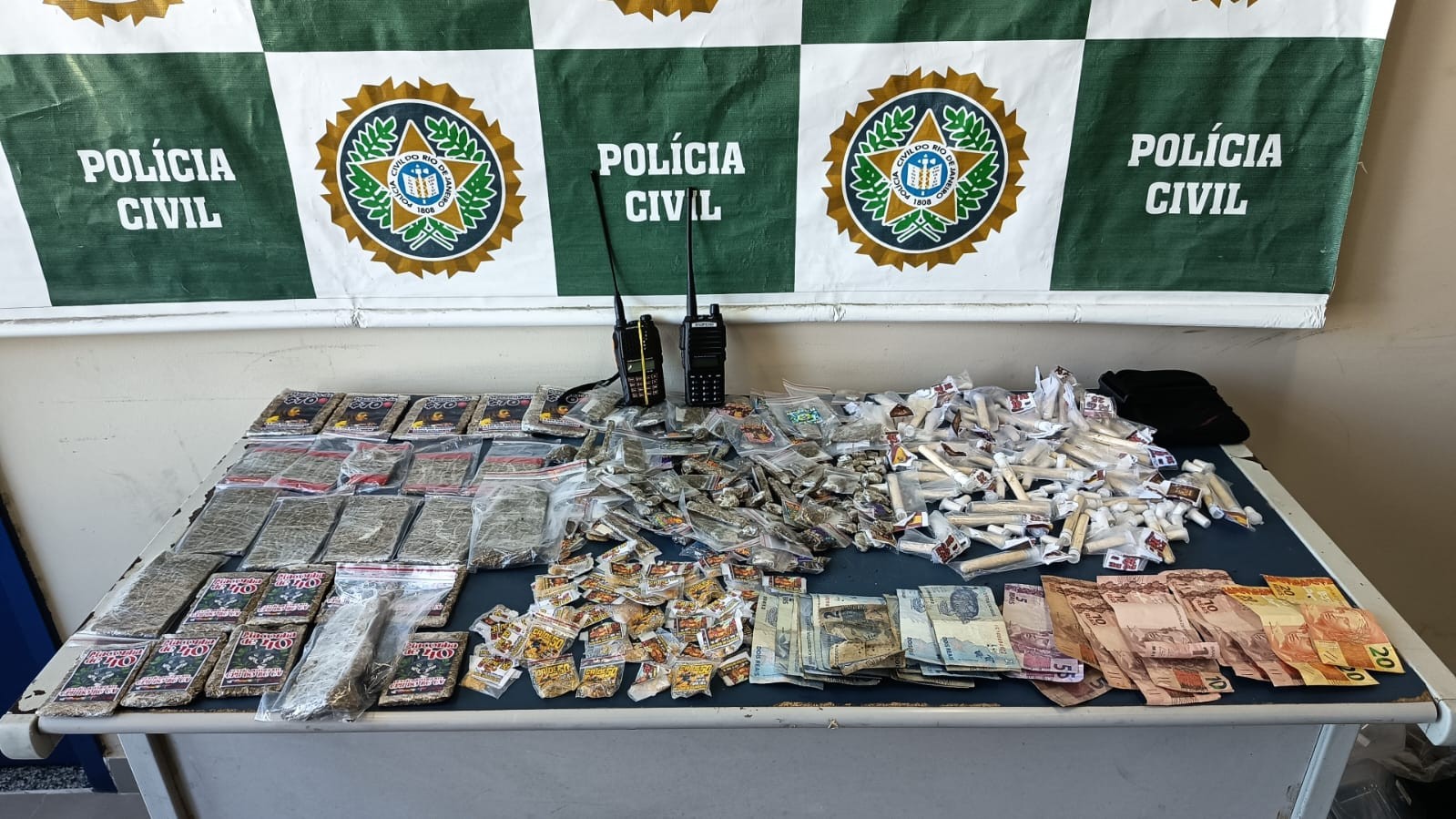 Dois homens são presos e adolescente é apreendido por suspeita de tráfico de drogas em Angra dos Reis