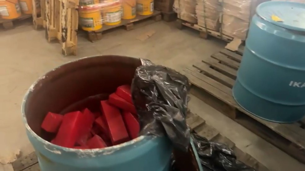 Droga foi encontrada em tambores em Parnamirim — Foto: Divulgação/Polícia Civil