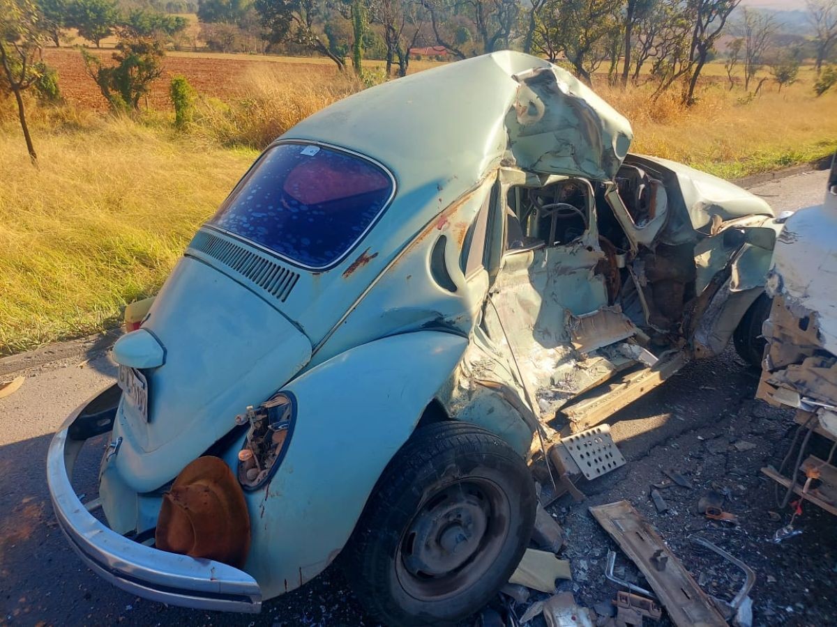 Fusca é esmagado e motorista fica gravemente ferido em batida com caminhão na BR-354