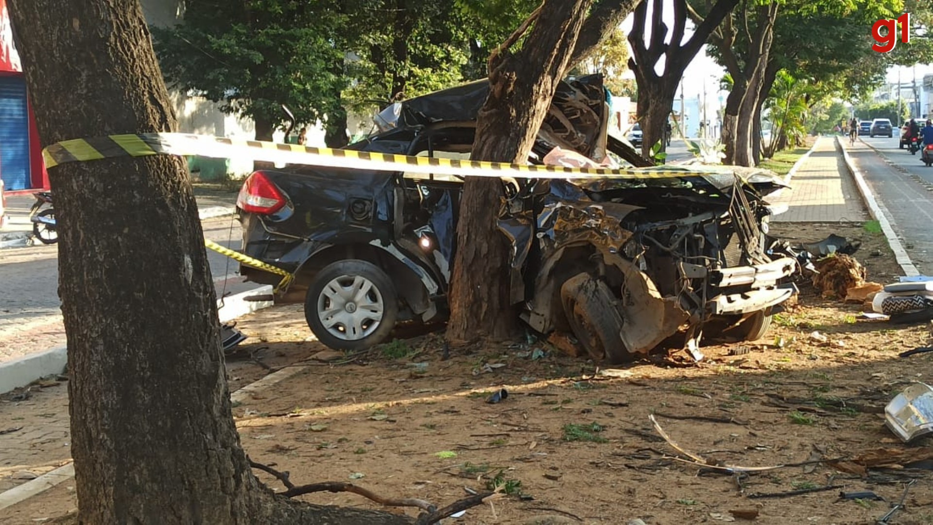 Motorista morre após carro bater em árvore no bairro Vila Isa, em Governador Valadares