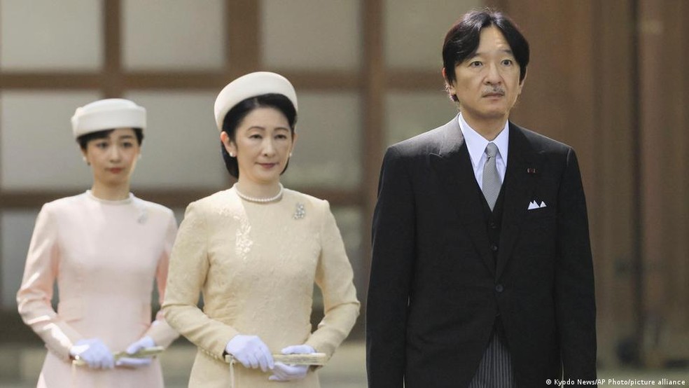 O príncipe herdeiro japonês Akishino é o irmão mais novo do imperador. Ao seu lado está a princesa herdeira Kiko. Atrás do casal aparece sua filha, a princesa Kako. — Foto: Kyodo News/AP Photo/picture alliance via DW