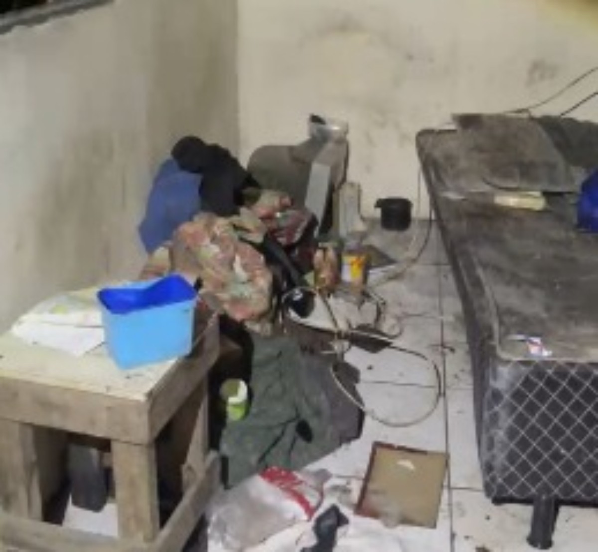 Mulher é presa suspeita de dopar e manter irmã com deficiência em situação de maus-tratos em Volta Redonda