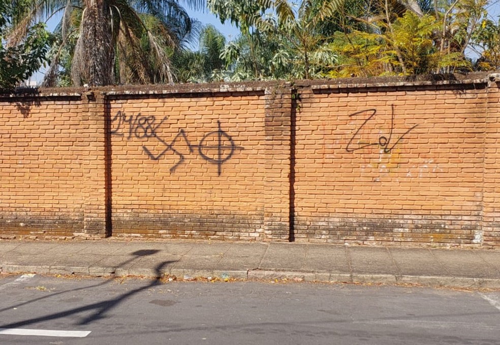 Criminosos pintam símbolos contra pessoas pretas, judaicas e homossexuais em Poços de Caldas, MG — Foto: João Daniel Alves / EPTV