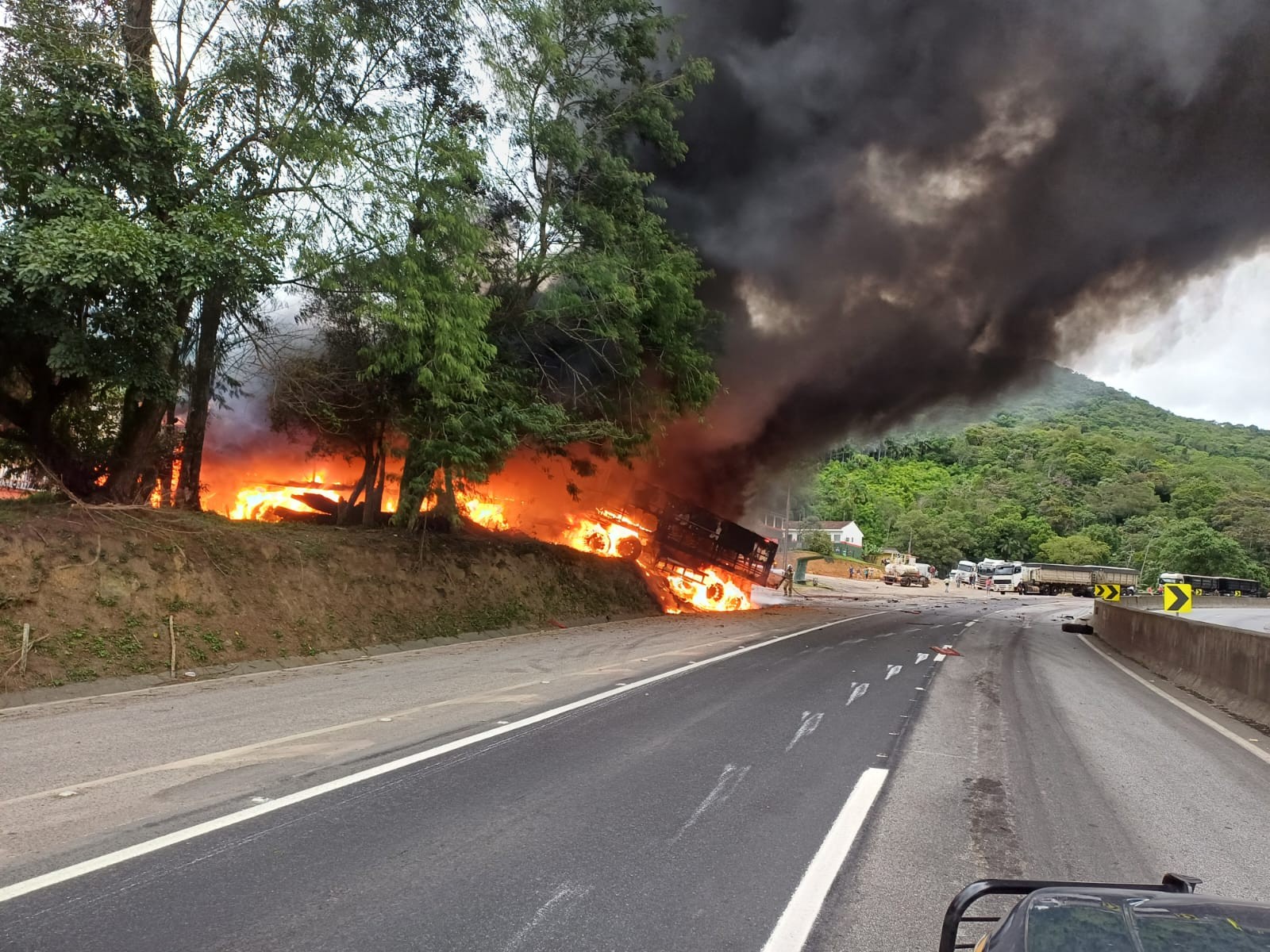 Caminhão tanque tomba, pega fogo e deixa BR-277 interditada nos dois sentidos