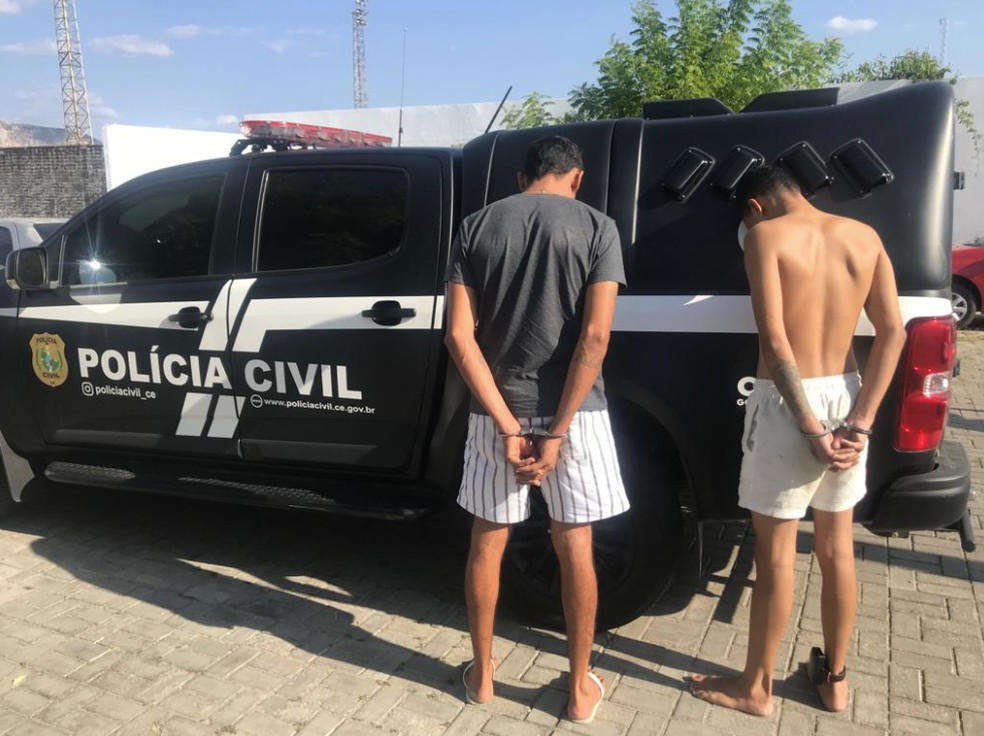 Os dois homens foram presos na cidade de Quixadá. — Foto: Delegacia Municipal de Quixadá