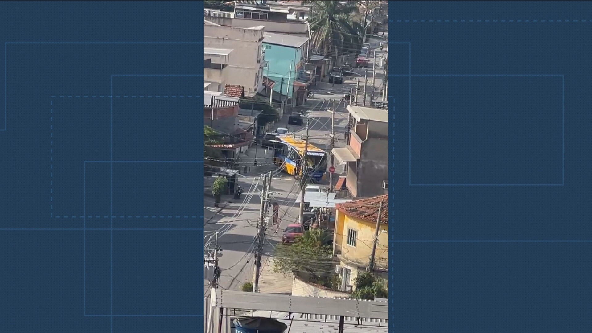 Ônibus é atingido por tiro no Alemão; intenso tiroteio assusta moradores