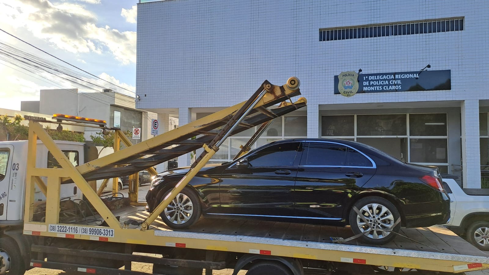 Carro de luxo roubado no RJ é apreendido em Montes Claros