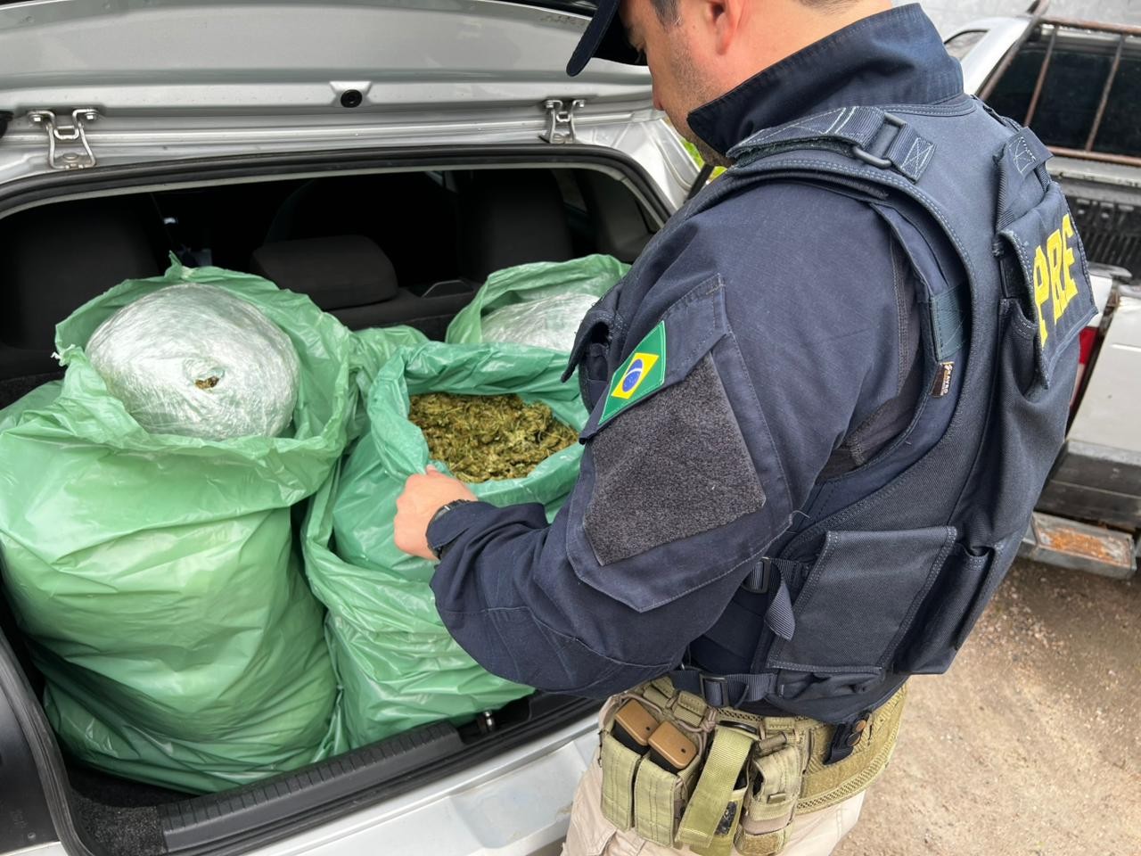 Duas pessoas são presas suspeitas de transportar mais de 20kg de skunk em carro, na Paraíba