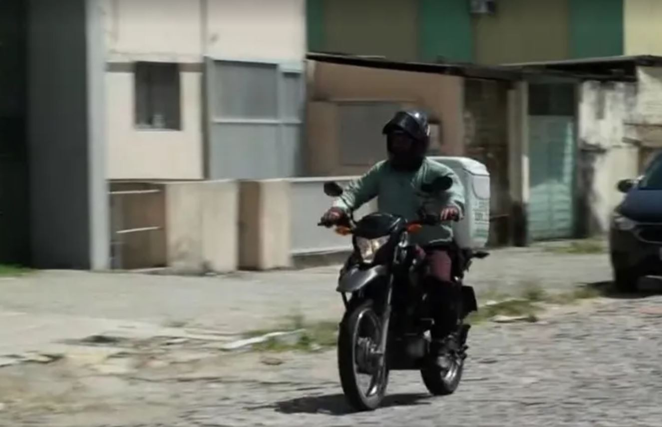 Lei que obriga uso de equipamentos de proteção por motoentregadores entra em vigor no RN; saiba quais