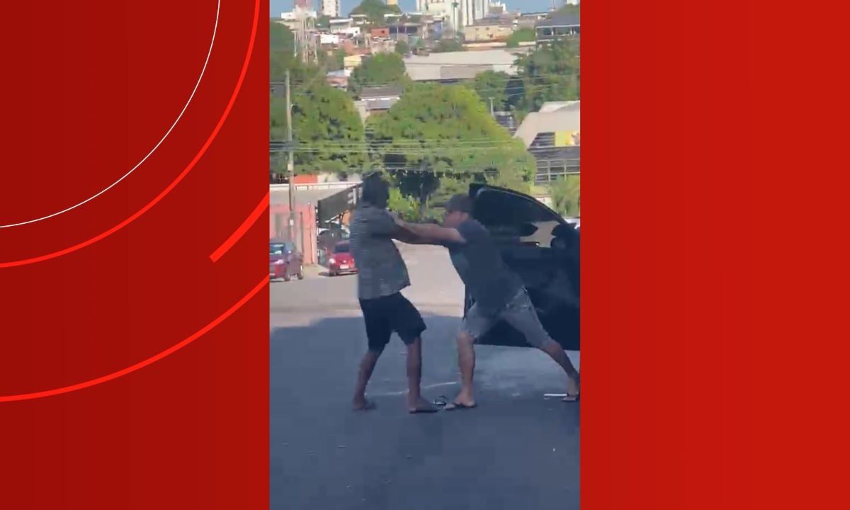 Aposentado é agredido e roubado ao sair de agência bancária em Manaus | G1